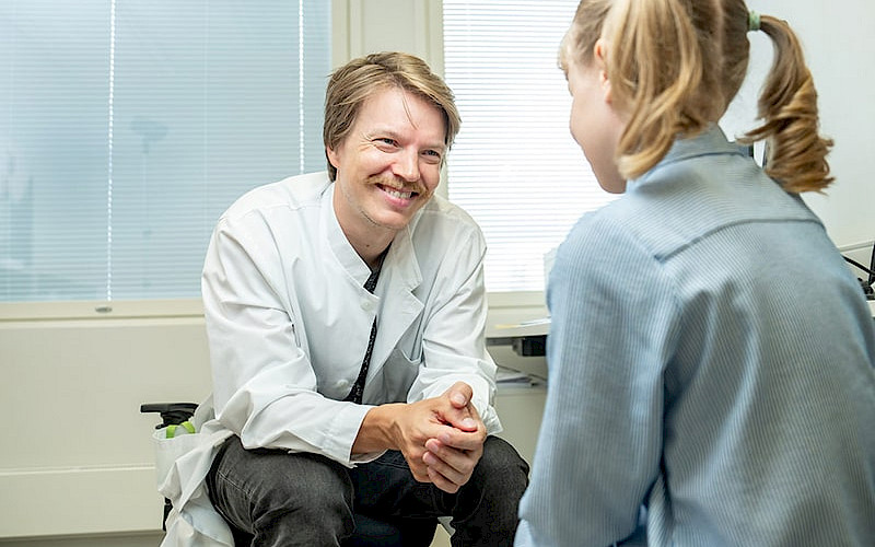 PK Terveyden lääkäri Johannes Kuitunen tutkii lapsiasiakasta. Joensuussa toimiva PK Terveys tarjoaa korkealaatuisia lääkäri- ja terveyspalveluita sekä työterveyspalveluita.