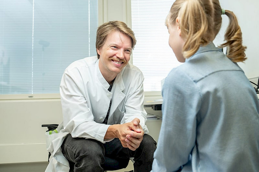 PK Terveyden lääkäri Johannes Kuitunen tutkii lapsiasiakasta. Joensuussa toimiva PK Terveys tarjoaa korkealaatuisia lääkäri- ja terveyspalveluita sekä työterveyspalveluita.
