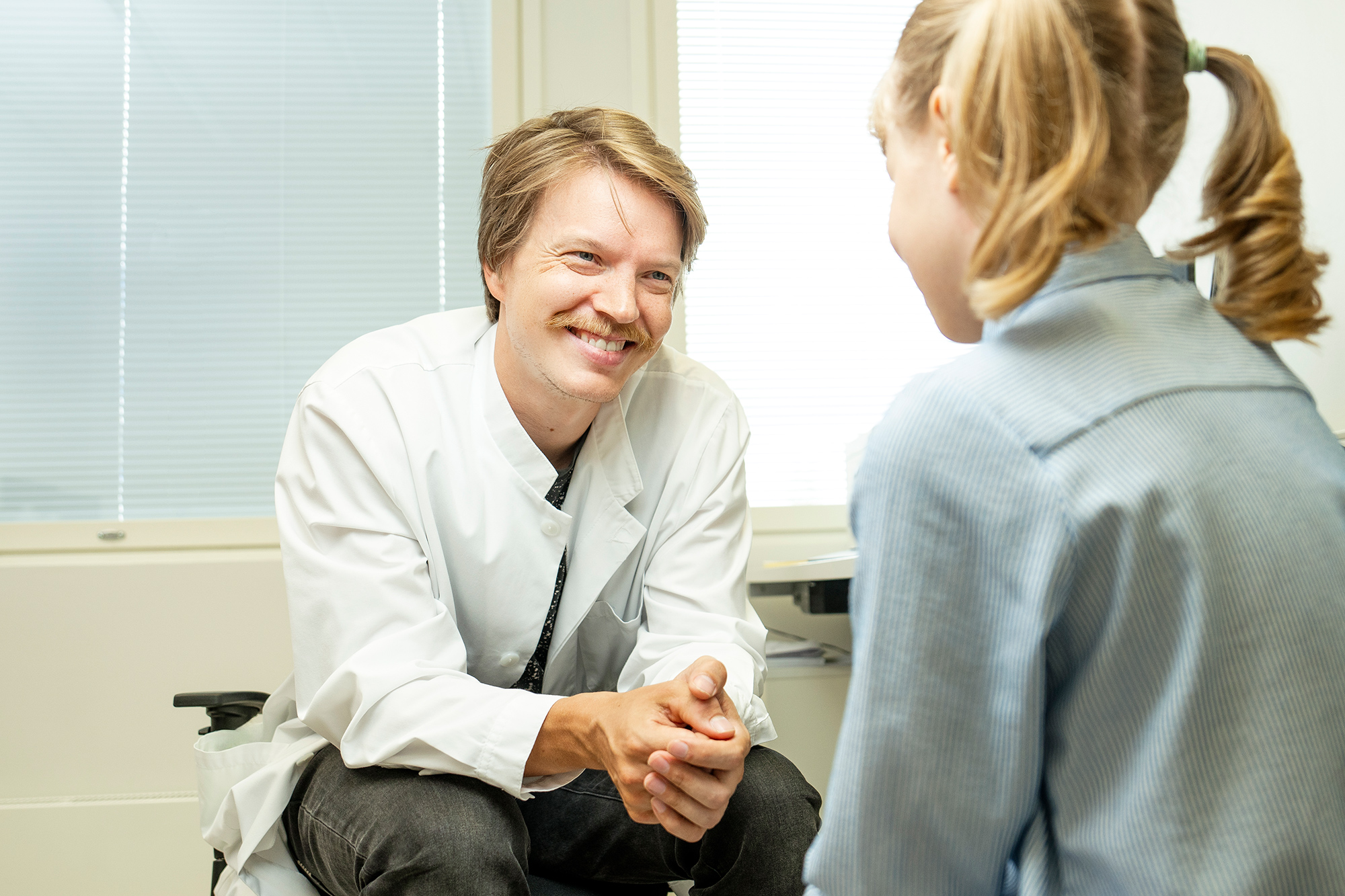 PK Terveyden lääkäri Johannes Kuitunen tutkii lapsiasiakasta. Lastenlääkäri eli pediatri tutkii ja hoitaa alle 18-vuotiaita lapsia ja nuoria. Myös PK Terveyden yleislääkärin vastaanotolle voi tulla lapsen kanssa.